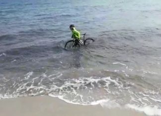 “Sport estremi” ai tempi del Covid-19, ciclista in mare con la sua bici per evitare il controllo