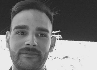 Ragazzo morto in casa: decesso causato da un infarto, amici “accompagnano” il carro funebre