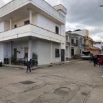 Il reportage per le vie di Aradeo: tanti in quarantena, ragazzi in bici e anziani senza paura - Corriere Salentino