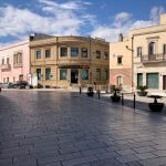 Il reportage per le vie di Aradeo: tanti in quarantena, ragazzi in bici e anziani senza paura - Corriere Salentino