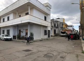 Il reportage per le vie di Aradeo: tanti in quarantena, ragazzi in bici e anziani senza paura