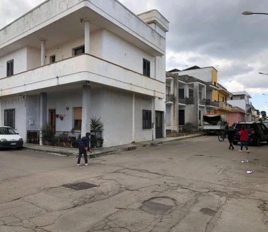 Il reportage per le vie di Aradeo: tanti in quarantena, ragazzi in bici e anziani senza paura