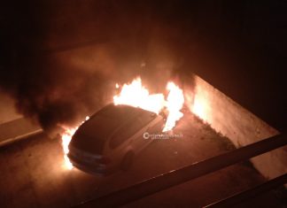 Doppio rogo nella notte, nel mirino finisce anche il sindaco: molotov contro la sua auto