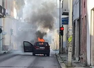 L’auto prende fuoco improvvisamente, anziana riesce a mettersi in salvo: paura ma nessun ferito