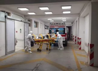 Covid-19, un’infermiera contagiata al Fazzi. Paura a Scorrano