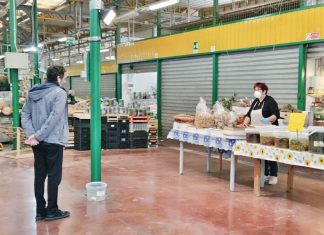 Salvemini per le strade di Lecce a convincere i cittadini ad essere prudenti e a stare a casa