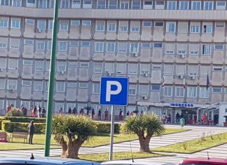 “Lavoriamo senza protezioni”, i dipendenti di SanitàService protestano al Fazzi. Al lavoro con mascherine da chirurgo