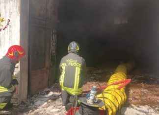 Scoppia incendio nel garage, fiamme raggiungono anche abitazione: inagibili
