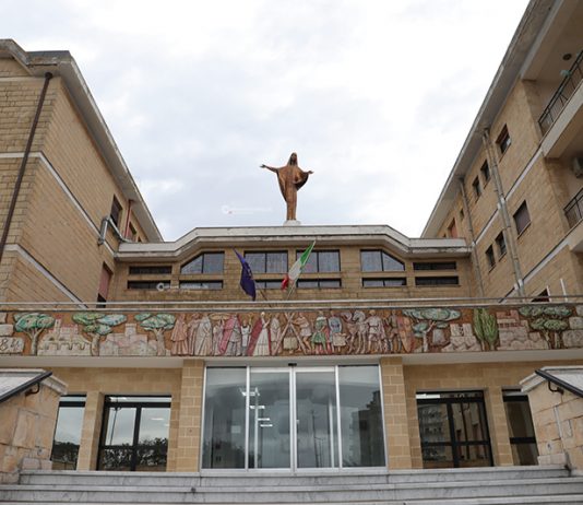 Accorpamenti di reparti, d’estate il colpo di mano: partorienti dirottate da Galatina a Lecce e 118 in tilt