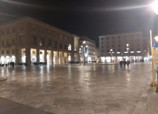 Il sesso alla finestra di un appartamento del centro diventa virale sui social