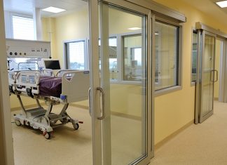 Lo sfogo di un malato oncologico: “Il mio trapianto salva vita rinviato per colpa dei No Vax che riempiono le terapie intensive”