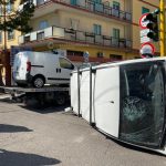 Paura all'incrocio: scontro tra due mezzi, furgone si ribalta. Fuori pericolo conducente - Corriere Salentino