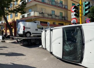 Paura all’incrocio: scontro tra due mezzi, furgone si ribalta. Fuori pericolo conducente