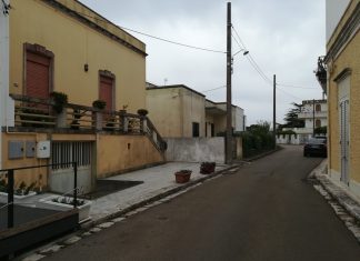 Riverso in una pozza di sangue viene scambiato per un ladro ma era il fratello: tragedia in casa