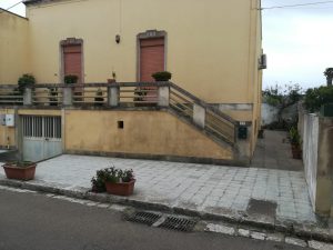 Riverso in una pozza di sangue viene scambiato per un ladro ma era il fratello: tragedia in casa - Corriere Salentino