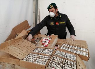 Il gel igienizzante? Del 1989 e rivenduto come nuovo: sequestrati 27mila flaconi, due denunce