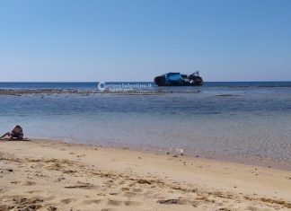 Torre Pali: il relitto arenato e abbandonato alla “Fanciulla”, che continua ad inquinare