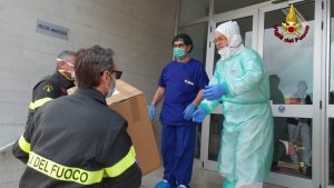 I Vigili del Fuoco di Lecce consegnano visiere protettive ai sanitari ospedale Copertino - Corriere Salentino