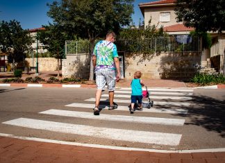 Passeggiata coi figli, caos comunicazione. Il Ministero della Salute chiarisce: “Si può fare”