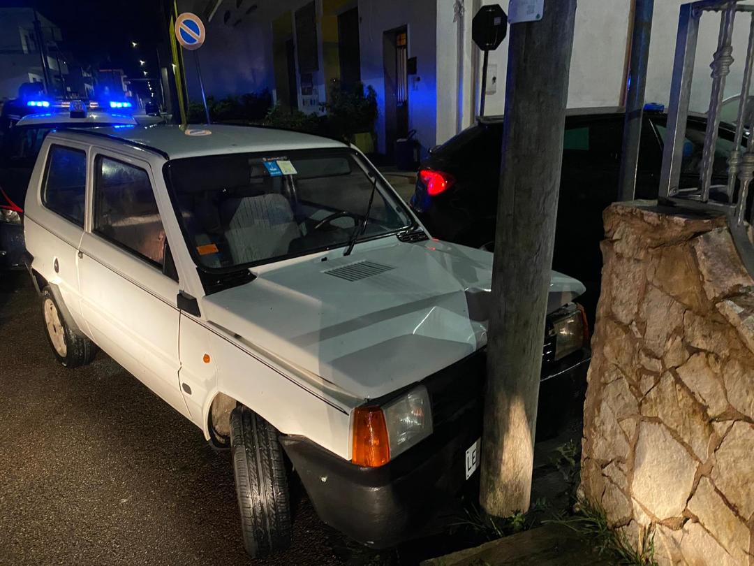 Tenta fuga a bordo di una Panda rubata, ma si schianta contro un palo ...