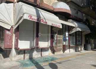 Torna a sfasciare vetrine: in frantumi le teche del “Piccolo bar”. Altra denuncia per 29enne
