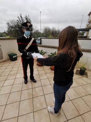 Dalle scuole pc e tablet per studenti disabili e bisognosi, i carabinieri li consegnano a domicilio - Corriere Salentino