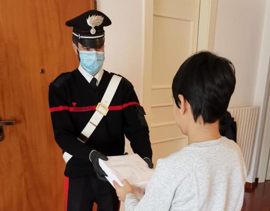 Dalle scuole pc e tablet per studenti disabili e bisognosi, i carabinieri li consegnano a domicilio - Corriere Salentino