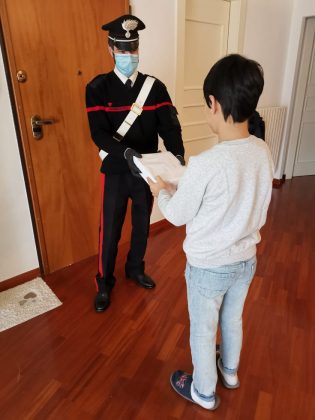 Dalle scuole pc e tablet per studenti disabili e bisognosi, i carabinieri li consegnano a domicilio - Corriere Salentino