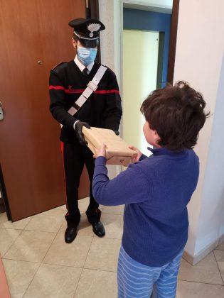 Dalle scuole pc e tablet per studenti disabili e bisognosi, i carabinieri li consegnano a domicilio - Corriere Salentino