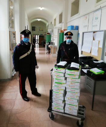 Dalle scuole pc e tablet per studenti disabili e bisognosi, i carabinieri li consegnano a domicilio - Corriere Salentino
