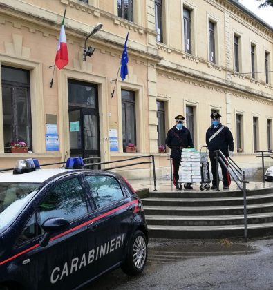 Dalle scuole pc e tablet per studenti disabili e bisognosi, i carabinieri li consegnano a domicilio - Corriere Salentino