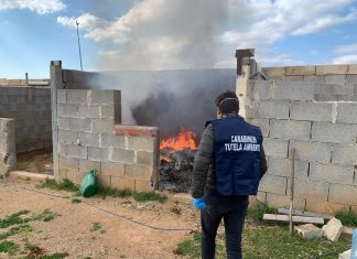 Le colonne di fumo attirano i carabinieri, in due nei guai per combustione di rifiuti