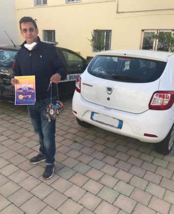 Porto Cesareo, i commercianti consegnano le chiavi delle loro attività al Sindaco - Corriere Salentino