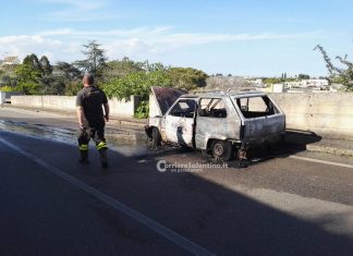 Fumo e fiamme dal cofano anteriore: auto prende fuoco all’ingresso del paese