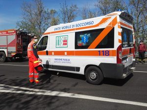 Schianto tra due auto sulla 274, automobilista portato con "codice rosso" al Fazzi di Lecce - Corriere Salentino