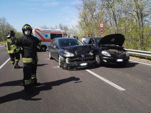 Schianto tra due auto sulla 274, automobilista portato con "codice rosso" al Fazzi di Lecce - Corriere Salentino