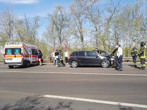 Schianto tra due auto sulla 274, automobilista portato con "codice rosso" al Fazzi di Lecce - Corriere Salentino