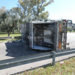 Autocompattatore si ribalta dopo lo schianto con un'auto: due persone finiscono in ospedale - Corriere Salentino