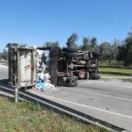 Autocompattatore si ribalta dopo lo schianto con un'auto: due persone finiscono in ospedale - Corriere Salentino