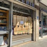 Masso contro la vetrata: vile gesto vandalico ai danni della storica Libreria Palmieri - Corriere Salentino