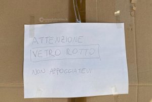 Masso contro la vetrata: vile gesto vandalico ai danni della storica Libreria Palmieri - Corriere Salentino