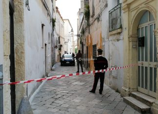 Precipita dal balcone di un palazzo: ritrovato senza vita 43enne
