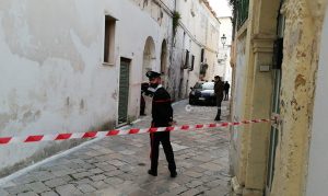 Precipita dal balcone di un palazzo: ritrovato senza vita 43enne - Corriere Salentino