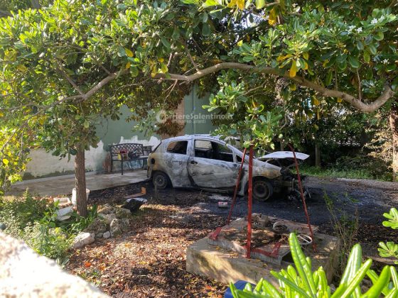 Misterioso incendio: in fumo una Punto nel giardino di una villetta al mare - Corriere Salentino