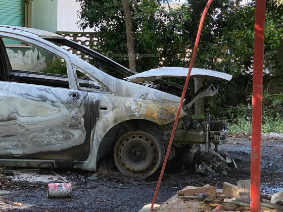 Misterioso incendio: in fumo una Punto nel giardino di una villetta al mare - Corriere Salentino