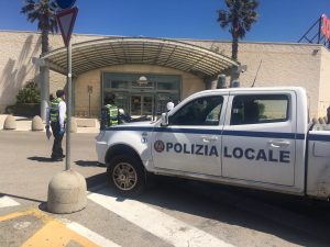A Cavallino polizia municipale davanti al centro commerciale, ma pochi leccesi e nessuna multa - Corriere Salentino
