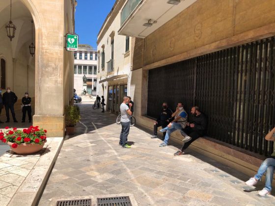 L’ira degli ambulanti a Palazzo Carafa: “Ci facciano lavorare”. Domani incontro con la Regione - Corriere Salentino