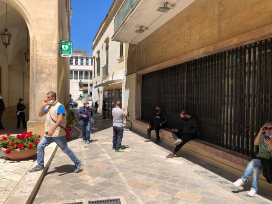 L’ira degli ambulanti a Palazzo Carafa: “Ci facciano lavorare”. Domani incontro con la Regione - Corriere Salentino