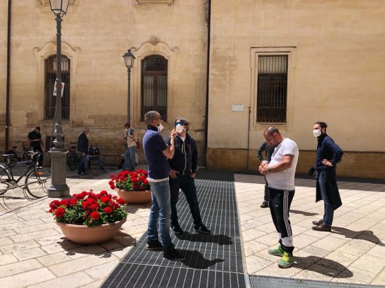 L’ira degli ambulanti a Palazzo Carafa: “Ci facciano lavorare”. Domani incontro con la Regione - Corriere Salentino