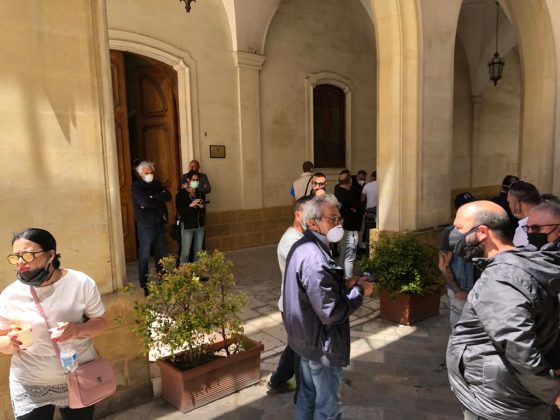 L’ira degli ambulanti a Palazzo Carafa: “Ci facciano lavorare”. Domani incontro con la Regione - Corriere Salentino